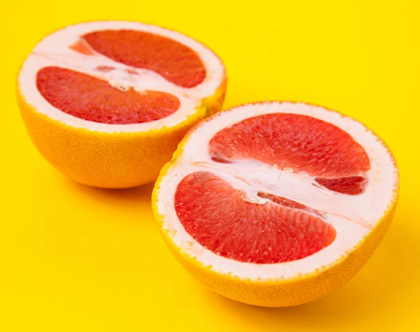 Corte de pomelo en amarillo — Foto de Stock