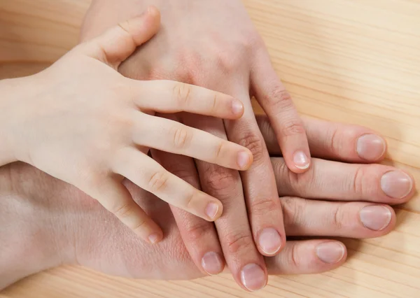 Händerna på far, mor och barn — Stockfoto