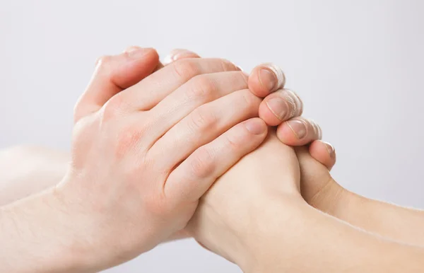 Mãos de homem segurando as mãos da mulher — Fotografia de Stock