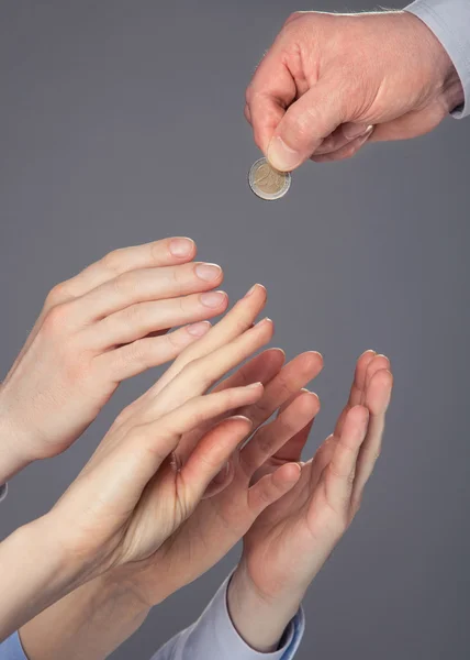 Mannenhand geven euromunt — Stockfoto