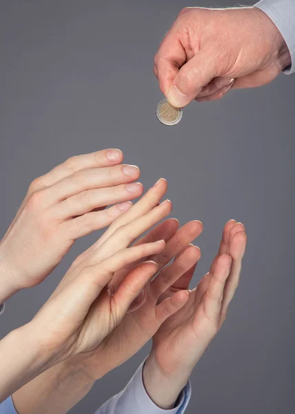 Mano masculina dando moneda euro — Foto de Stock