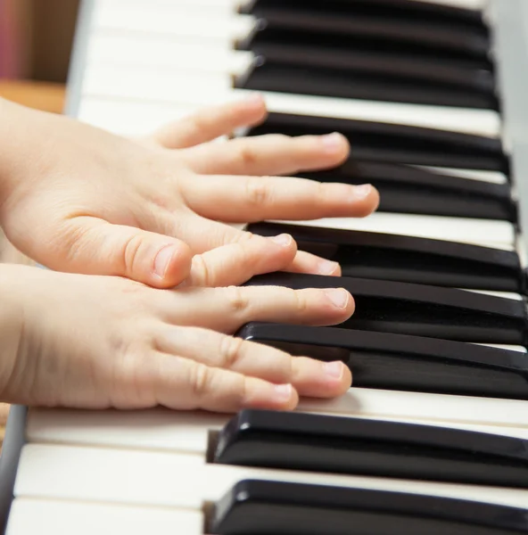 Handen op de piano — Stockfoto