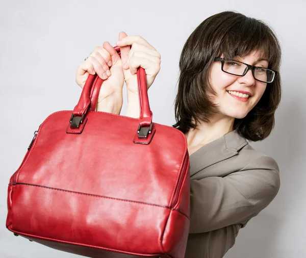 Bella giovane donna in possesso di borsa rossa — Foto Stock