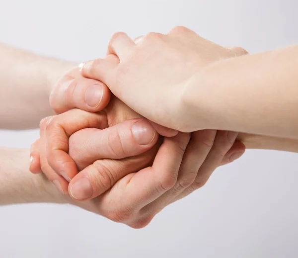 Förenade händer på grå bakgrund — Stockfoto