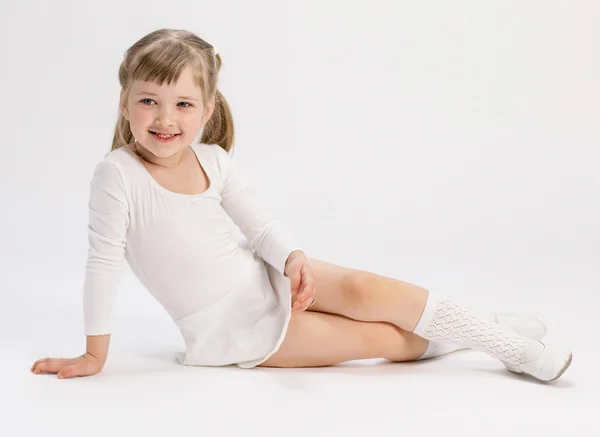 Vrij klein meisje, zittend op de vloer — Stockfoto