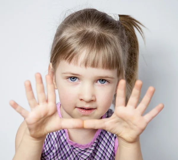 Liten flicka visar hennes handflator — Stockfoto