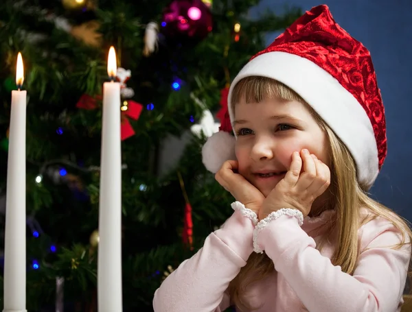 Ragazza guardando in fuoco di candele — Foto Stock