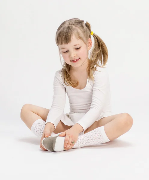 Pretty little girl sitting on the floor — Stock Photo, Image