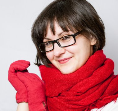 Kırmızı eldiven gülümseyen kız