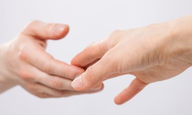 erkek ve kadın el dokunuş