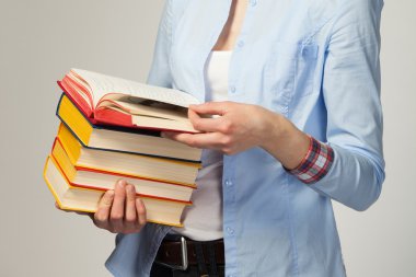 Öğrenci kız holding kitaplar