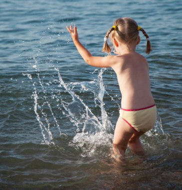 küçük kız sahil üzerinde oynama