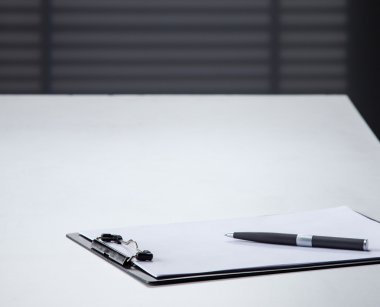 Kalem ile boş siyah Pano