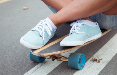 kadın bacaklar longboard ile