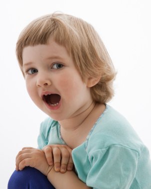 Küçük kız konuşan