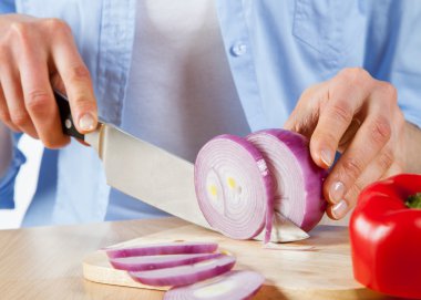 Kırmızı soğan Dilimleme eller