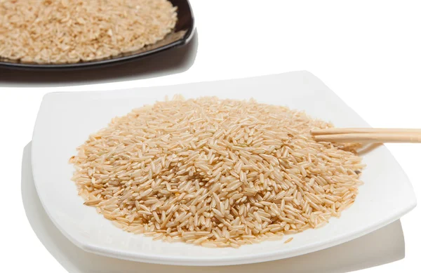 Рис в тарелках и палочках — стоковое фото