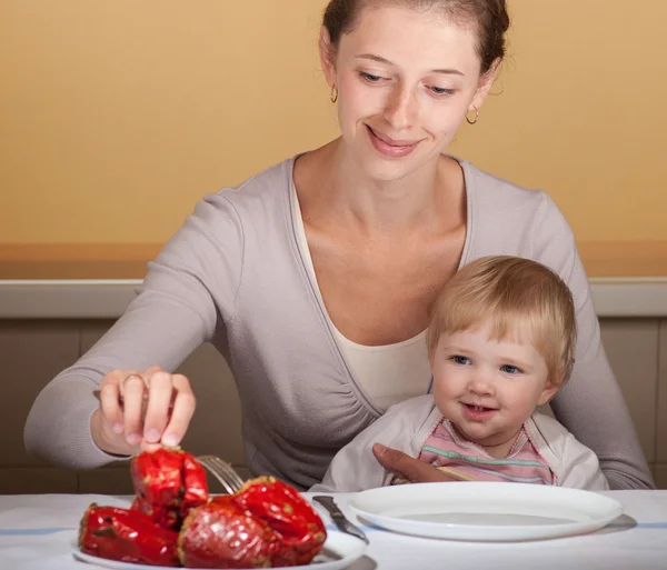 Moeder voeden van kleine Baby — Stockfoto