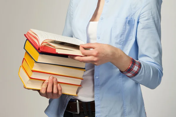 Студентська дівчина тримає книги — стокове фото