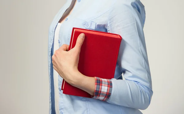 Studentin hält rotes Buch in der Hand — Stockfoto