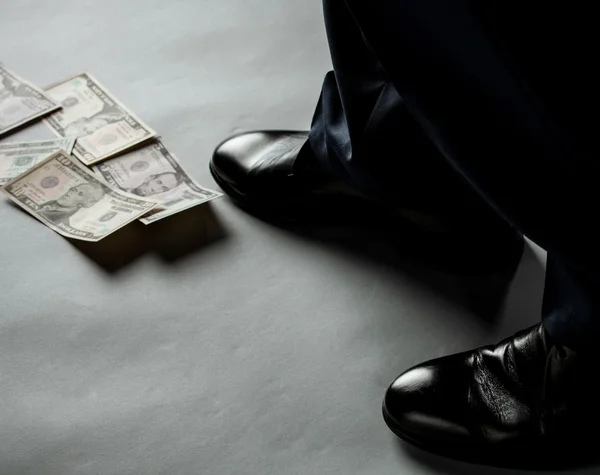 Erkeklerin ayaklarında ve Doları banknot — Stok fotoğraf