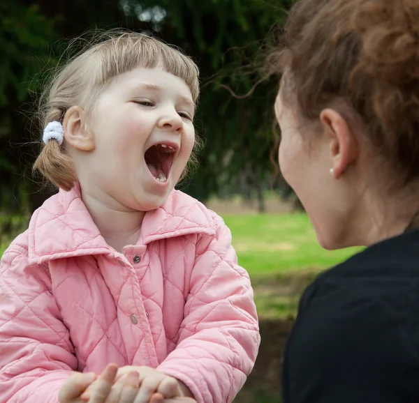 Joyeux jeune mère avec sa fille — Photo