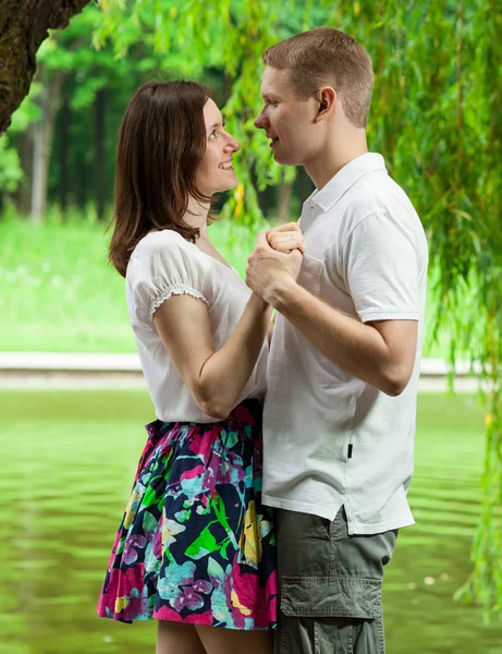 Romantic couple under green willow — Stock Photo, Image