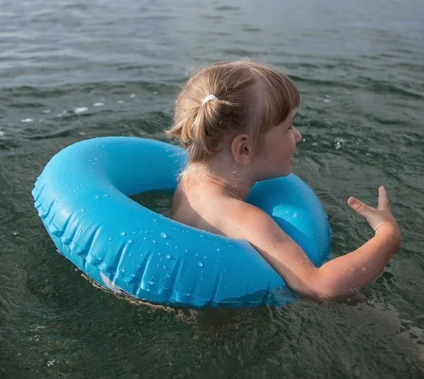 小さな女の子の水泳 — ストック写真