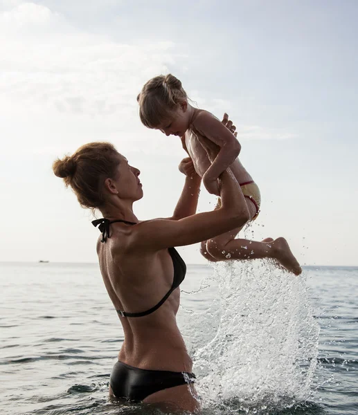 Moeder en dochter in water — Stockfoto