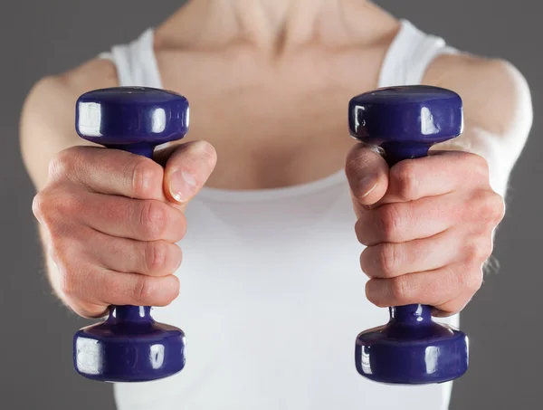 Kadın fitness dumbbells ile — Stok fotoğraf