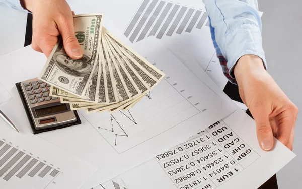 Accountant werken met documenten en geld — Stockfoto