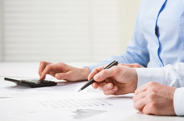 Businessmen discussing financial charts — Stock Photo, Image