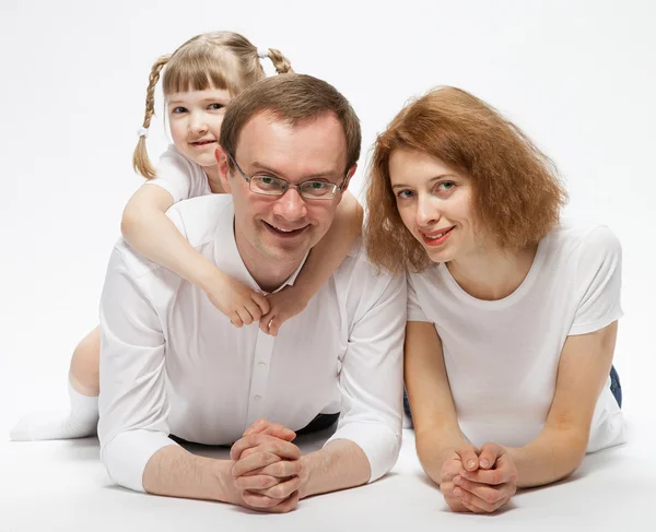 Lyckliga familjen leker med dotter — Stockfoto