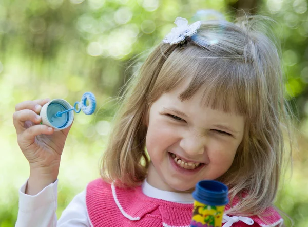 Ragazza facendo bolle di sapone — Foto Stock