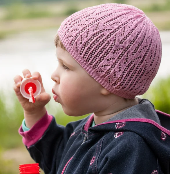 Lilla flickan att göra såpbubblor — Stockfoto