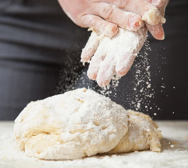 Mains pétrissant la pâte — Photo