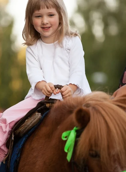 Petite fille sur un poney — Photo