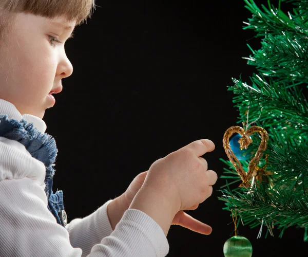 Klein meisje versieren kerstboom — Stockfoto