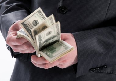 Adam'ın sayım Doları banknot eller