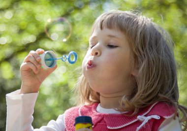 küçük kız sabun köpüğü yapma