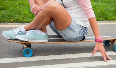 kadın bacaklar longboard ile