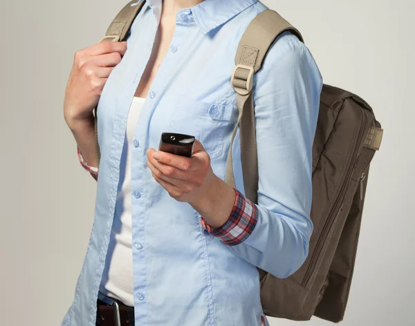 Vrouw met zak mobiele telefoon bedrijf — Stockfoto