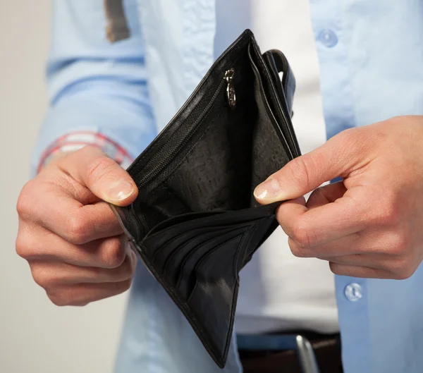 elleri boş siyah m-cüzdan ile