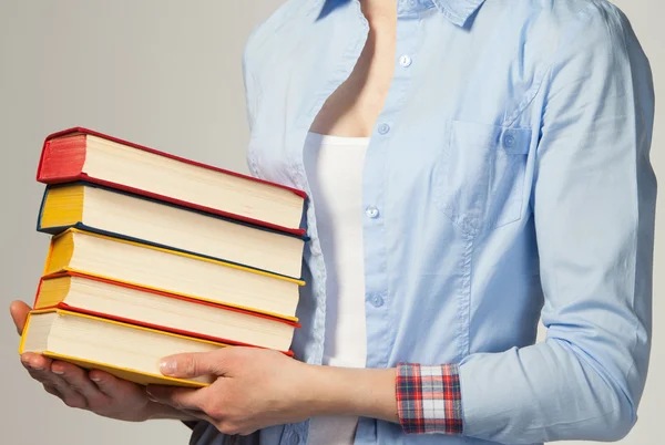 Estudante menina segurando livros — Fotografia de Stock