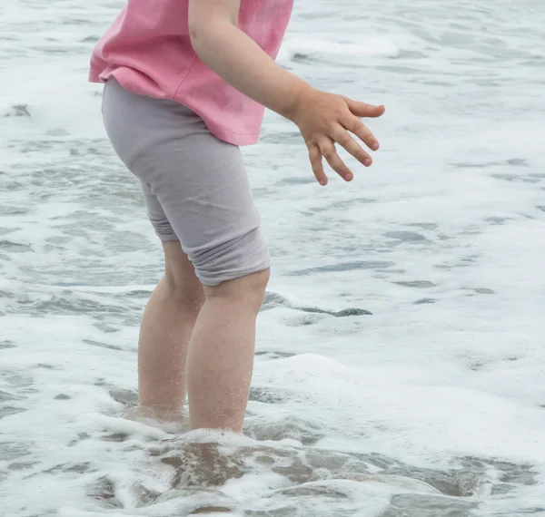 Mała dziewczynka gra nad morzem — Zdjęcie stockowe