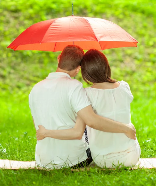 Casal apaixonado por guarda-chuva vermelho — Fotografia de Stock