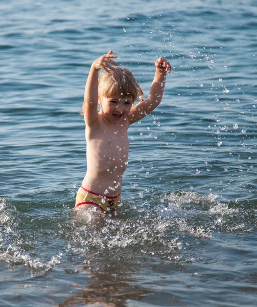 Dívka si hraje na moře — Stock fotografie