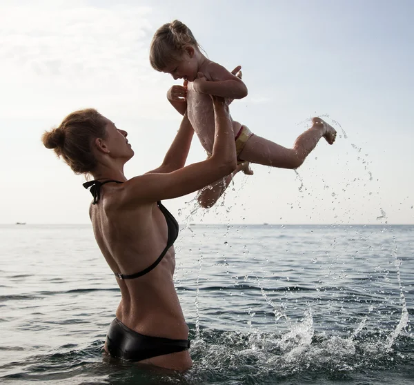 Moeder en dochter in water — Stockfoto