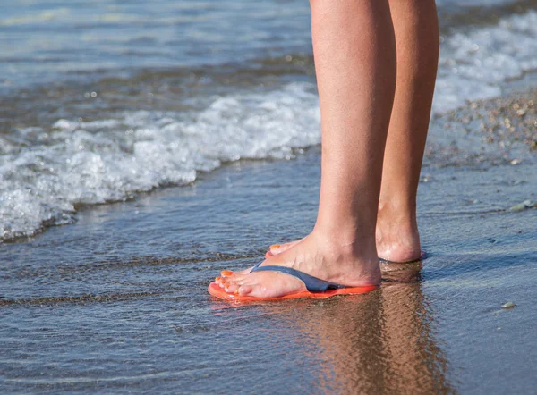 Weibliche Beine im Wasser — Stockfoto