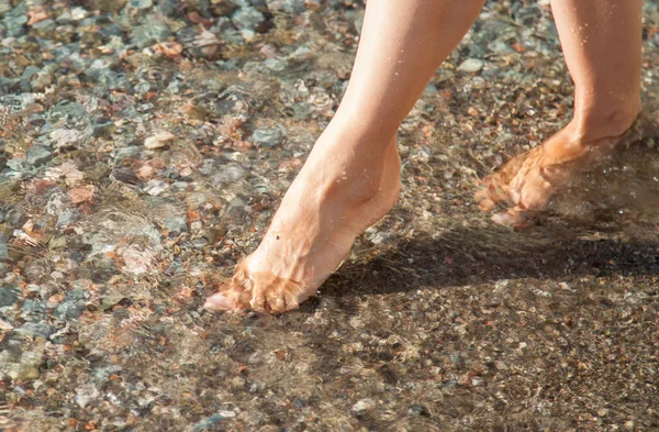 Gambe femminili in acqua — Foto Stock